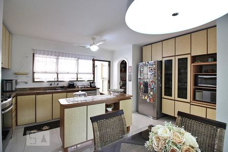 Apartamento à venda com 230m², 4 quartos e 3 vagasCozinha