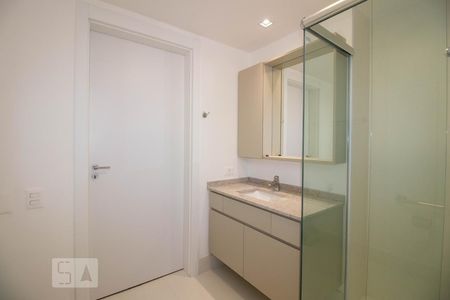 Banheiro de kitnet/studio para alugar com 1 quarto, 49m² em Petrópolis, Porto Alegre
