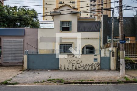 Casa à venda com 254m², 3 quartos e 15 vagas Casa à venda com 254m², 3 quartos e 15 vagasFachada