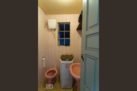 Casa à venda com 320m², 4 quartos e 5 vagasBanheiro de Serviço