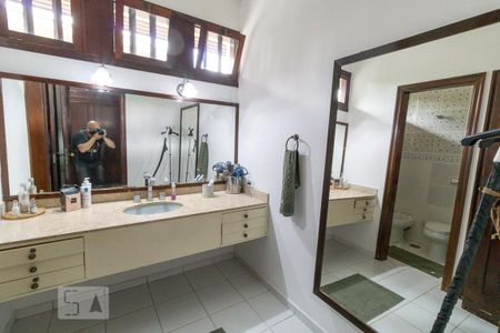Casa à venda com 450m², 6 quartos e 6 vagas Casa à venda com 450m², 6 quartos e 6 vagasBanheiro da Suíte