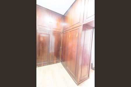 Casa à venda com 450m², 6 quartos e 6 vagas Casa à venda com 450m², 6 quartos e 6 vagasCloset da suíte