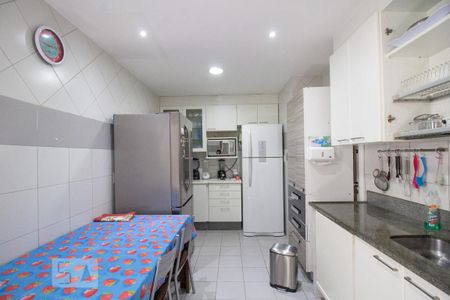 Apartamento à venda com 180m², 3 quartos e 2 vagas Apartamento à venda com 180m², 3 quartos e 2 vagasCozinha