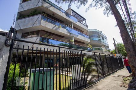 Apartamento à venda com 180m², 3 quartos e 2 vagas Apartamento à venda com 180m², 3 quartos e 2 vagasFachada do Prédio