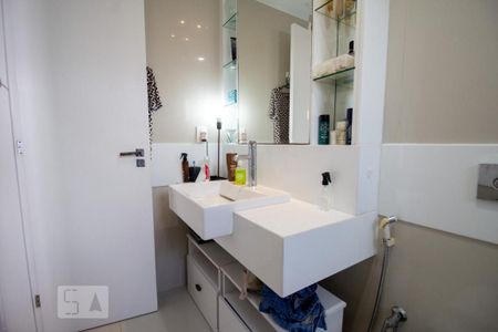 Apartamento à venda com 180m², 3 quartos e 2 vagas Apartamento à venda com 180m², 3 quartos e 2 vagasBanheiro da Suíte