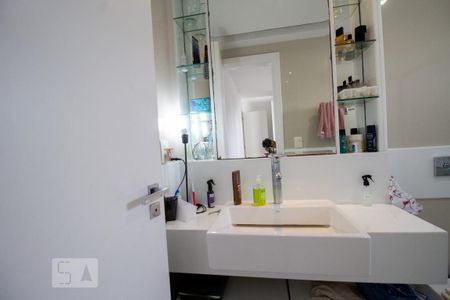 Apartamento à venda com 180m², 3 quartos e 2 vagas Apartamento à venda com 180m², 3 quartos e 2 vagasBanheiro da Suíte