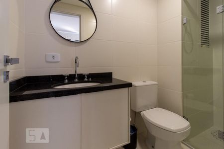 Banheiro de kitnet/studio para alugar com 1 quarto, 35m² em Centro, Curitiba