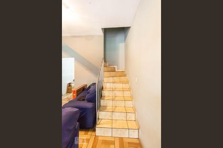 Escada de casa de condomínio para alugar com 2 quartos, 60m² em Vila Carmosina, São Paulo