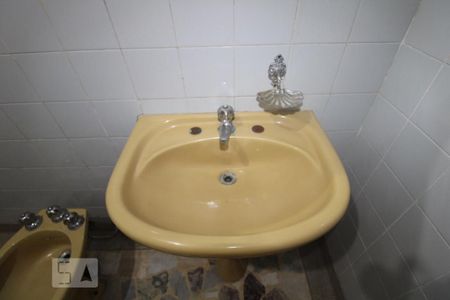 Casa à venda com 85m², 4 quartos e 6 vagasBanheiro