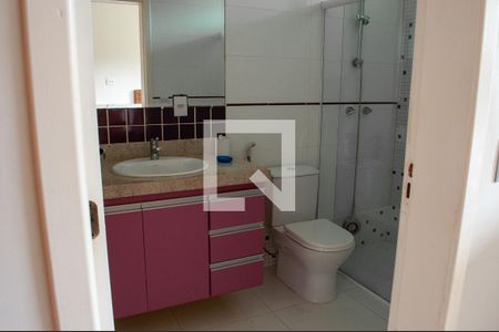 Casa de condomínio à venda com 849m², 4 quartos e 6 vagas Casa de condomínio à venda com 849m², 4 quartos e 6 vagasBanheiro da Suíte 2