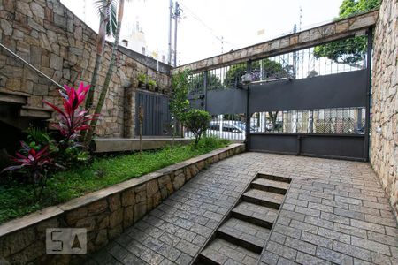 Casa à venda com 214m², 4 quartos e 6 vagas Casa à venda com 214m², 4 quartos e 6 vagasEntrada da Garagem