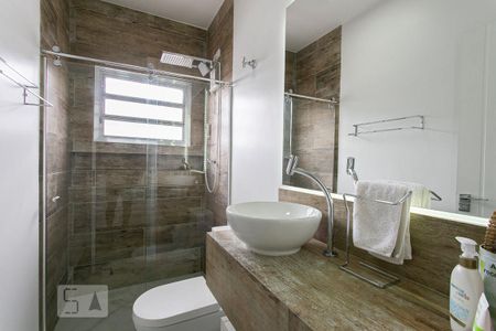 Casa à venda com 214m², 4 quartos e 6 vagas Casa à venda com 214m², 4 quartos e 6 vagasBanheiro da Suíte