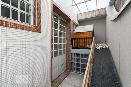 Casa à venda com 214m², 4 quartos e 6 vagas Casa à venda com 214m², 4 quartos e 6 vagasCorredor Externo