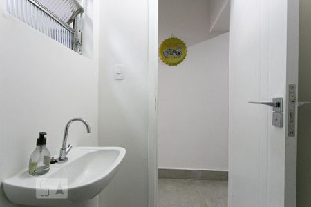 Casa à venda com 214m², 4 quartos e 6 vagas Casa à venda com 214m², 4 quartos e 6 vagasBanheiro da Garagem
