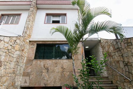 Casa à venda com 214m², 4 quartos e 6 vagas Casa à venda com 214m², 4 quartos e 6 vagasFachada