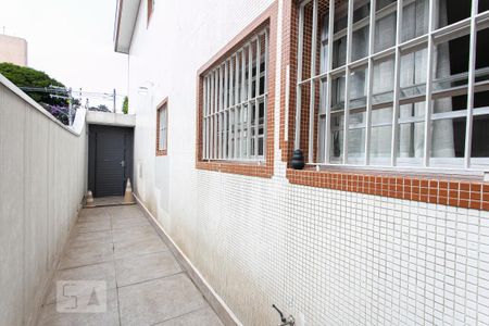 Casa à venda com 214m², 4 quartos e 6 vagas Casa à venda com 214m², 4 quartos e 6 vagasCorredor Externo