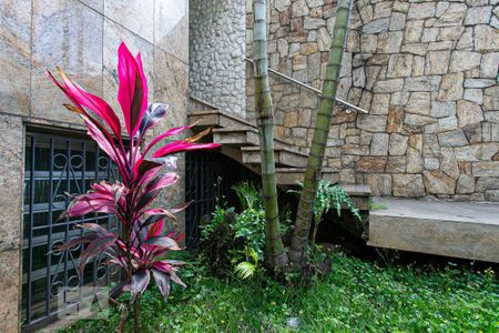 Casa à venda com 214m², 4 quartos e 6 vagas Casa à venda com 214m², 4 quartos e 6 vagasJardim