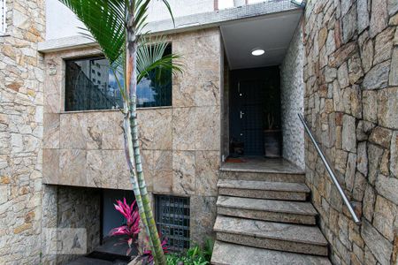 Casa à venda com 214m², 4 quartos e 6 vagas Casa à venda com 214m², 4 quartos e 6 vagasEntrada