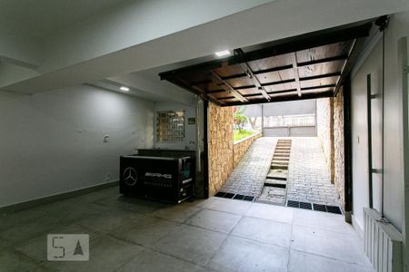 Casa à venda com 214m², 4 quartos e 6 vagas Casa à venda com 214m², 4 quartos e 6 vagasGaragem