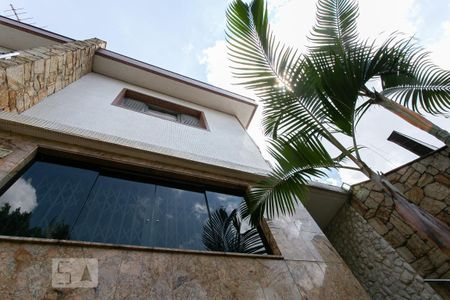 Casa à venda com 214m², 4 quartos e 6 vagas Casa à venda com 214m², 4 quartos e 6 vagasFachada