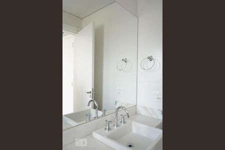 Apartamento à venda com 157m², 3 quartos e 3 vagas Apartamento à venda com 157m², 3 quartos e 3 vagasBanheiro da Suíte 2