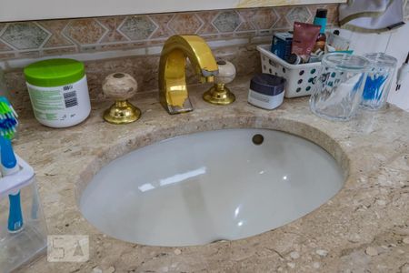 Casa de condomínio à venda com 385m², 4 quartos e 6 vagasBanheiro da Suíte 2