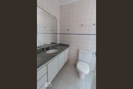 Casa de condomínio à venda com 220m², 4 quartos e 2 vagasBanheiro  do quarto 1