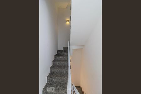 Casa à venda com 91m², 2 quartos e 2 vagas Casa à venda com 91m², 2 quartos e 2 vagasEscada Interna