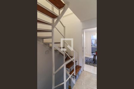 Casa de condomínio à venda com 122m², 3 quartos e 1 vagaEscada