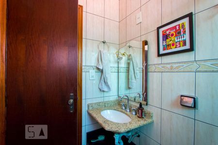 Casa à venda com 207m², 4 quartos e 4 vagasBanheiro social