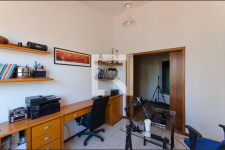 Casa à venda com 380m², 4 quartos e 3 vagas Casa à venda com 380m², 4 quartos e 3 vagasEscritório