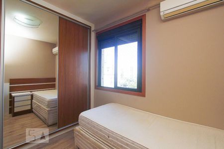 QUARTO 1 de apartamento para alugar com 2 quartos, 74m² em Passo da Areia, Porto Alegre