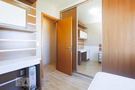 QUARTO 1 de apartamento para alugar com 2 quartos, 74m² em Passo da Areia, Porto Alegre