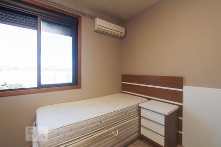 QUARTO 1 de apartamento para alugar com 2 quartos, 74m² em Passo da Areia, Porto Alegre