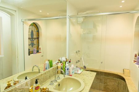 Apartamento à venda com 400m², 4 quartos e 2 vagas Apartamento à venda com 400m², 4 quartos e 2 vagasBanheiro da Suíte 2