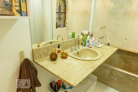 Apartamento à venda com 400m², 4 quartos e 2 vagas Apartamento à venda com 400m², 4 quartos e 2 vagasBanheiro da Suíte 2