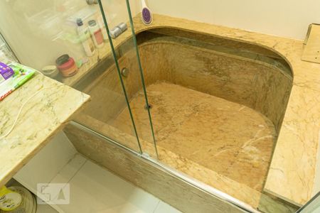 Apartamento à venda com 400m², 4 quartos e 2 vagas Apartamento à venda com 400m², 4 quartos e 2 vagasBanheiro da Suíte 2