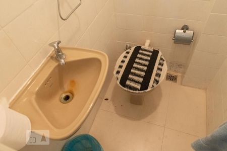 Apartamento à venda com 400m², 4 quartos e 2 vagas Apartamento à venda com 400m², 4 quartos e 2 vagasBanheiro de Serviço