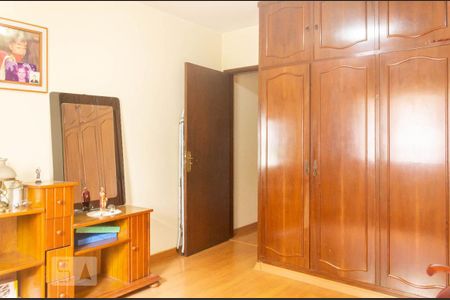 Casa à venda com 189m², 5 quartos e 4 vagas Casa à venda com 189m², 5 quartos e 4 vagasQuarto 2