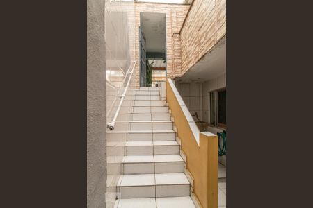 Casa à venda com 120m², 4 quartos e 2 vagasEscada