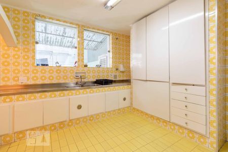 Casa à venda com 650m², 4 quartos e 4 vagas Casa à venda com 650m², 4 quartos e 4 vagasCozinha