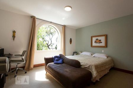 Casa à venda com 650m², 4 quartos e 4 vagas Casa à venda com 650m², 4 quartos e 4 vagasQuarto