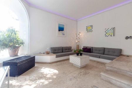 Casa à venda com 650m², 4 quartos e 4 vagas Casa à venda com 650m², 4 quartos e 4 vagasSala