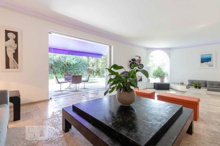 Casa à venda com 650m², 4 quartos e 4 vagas Casa à venda com 650m², 4 quartos e 4 vagasSala