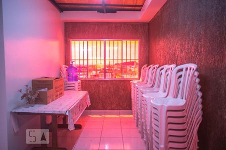 Casa à venda com 173m², 2 quartos e 2 vagas Casa à venda com 173m², 2 quartos e 2 vagasSalão