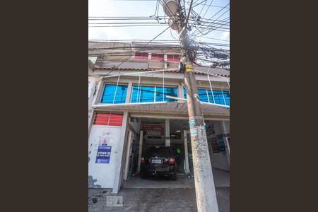 Casa à venda com 173m², 2 quartos e 2 vagas Casa à venda com 173m², 2 quartos e 2 vagasFachada