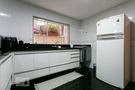 Casa à venda com 200m², 3 quartos e 4 vagas Casa à venda com 200m², 3 quartos e 4 vagasCozinha