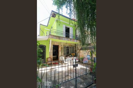 Casa à venda com 120m², 3 quartos e 2 vagas Casa à venda com 120m², 3 quartos e 2 vagasFachada
