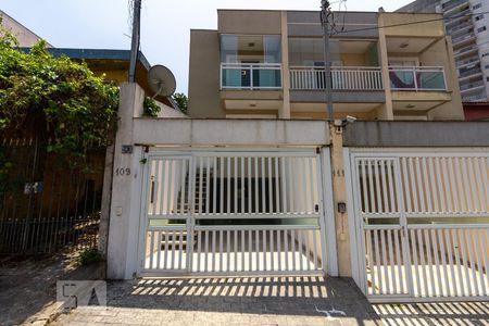 Casa à venda com 140m², 3 quartos e 2 vagas Casa à venda com 140m², 3 quartos e 2 vagasFachada