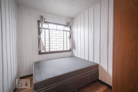 Quarto 1 de casa para alugar com 2 quartos, 80m² em Xaxim, Curitiba